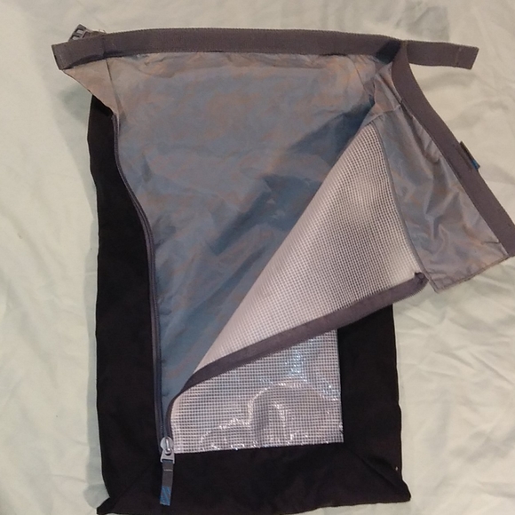 Thule Top-Load Bag W/ Zipper & reinforced window - Picture 3 of 9